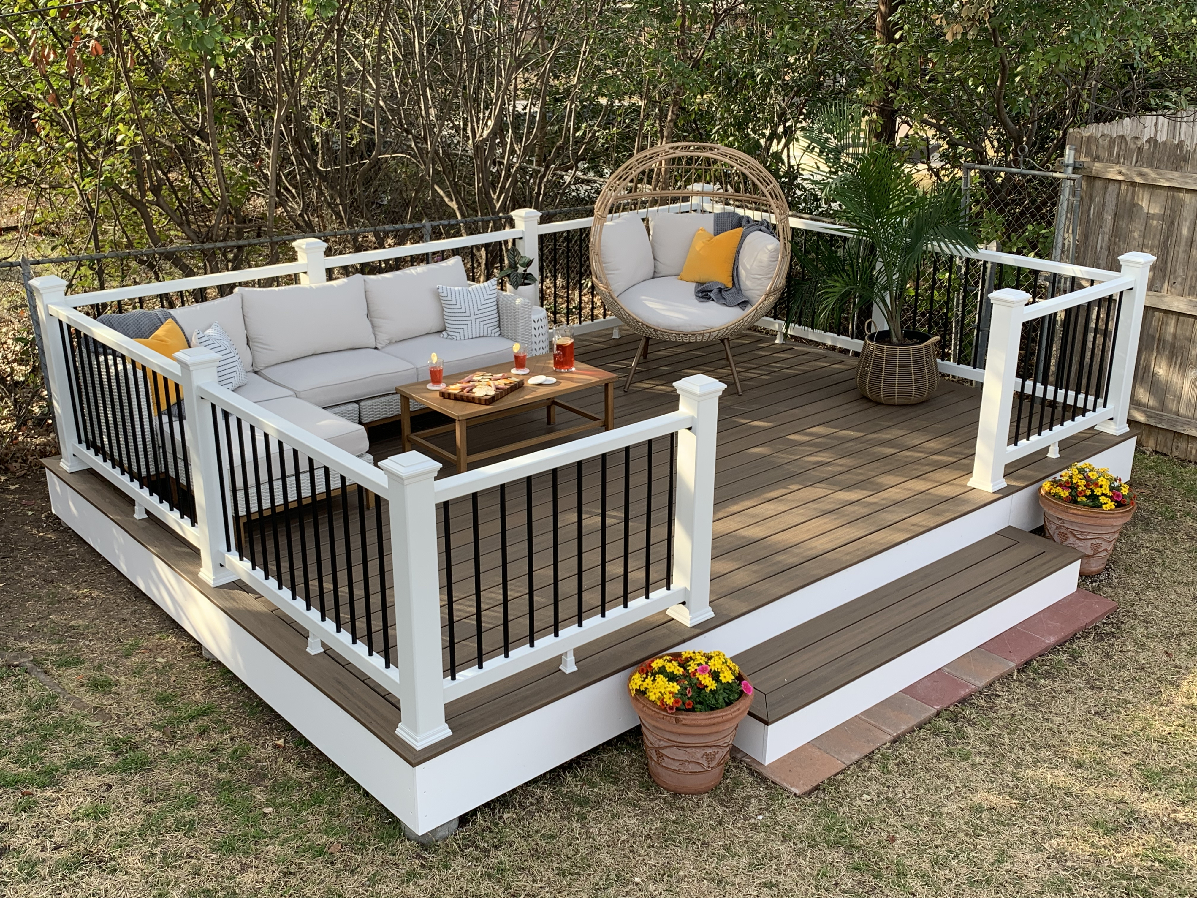 Ground level transcend deck with built in seating - Modern - Deck